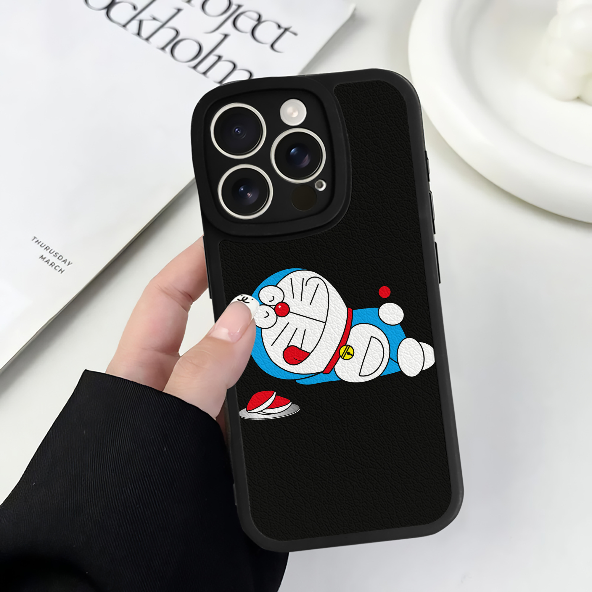 （画像用） ドラえもん Doraemon 【iPhone 16シリーズ対応】シリコンスマホケース（レザー調） 材質：シリコン
